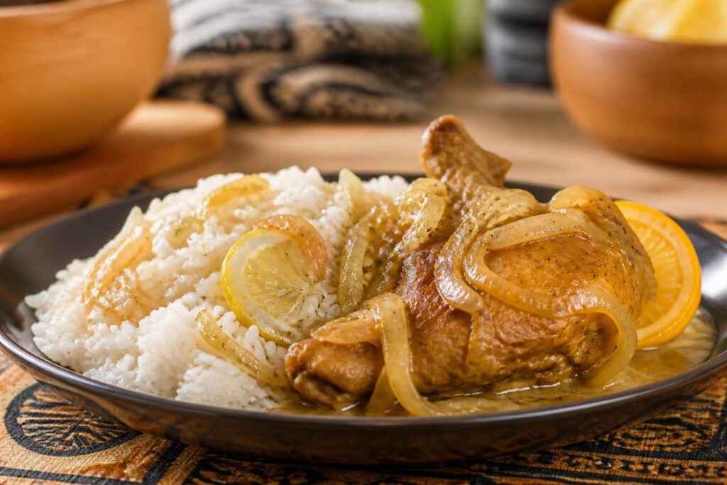 découvrez notre recette facile et rapide du poulet yassa, un plat sénégalais savoureux mariné avec des oignons, du citron et des épices pour un goût authentique.
