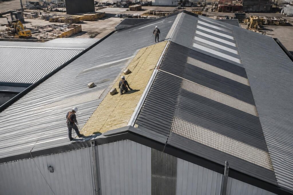 découvrez les clés pour bien isoler, choisir la pente adaptée et entretenir la toiture de votre bâtiment industriel afin d'assurer sa durabilité et performance.